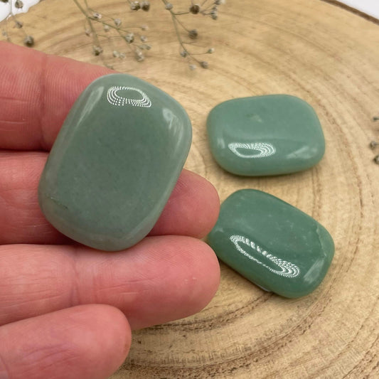Nahaufnahme: Aventurin Scheibenstein – sanftes Grün mit natürlichem Glimmer, angenehme Haptik für Meditation & Entspannung
