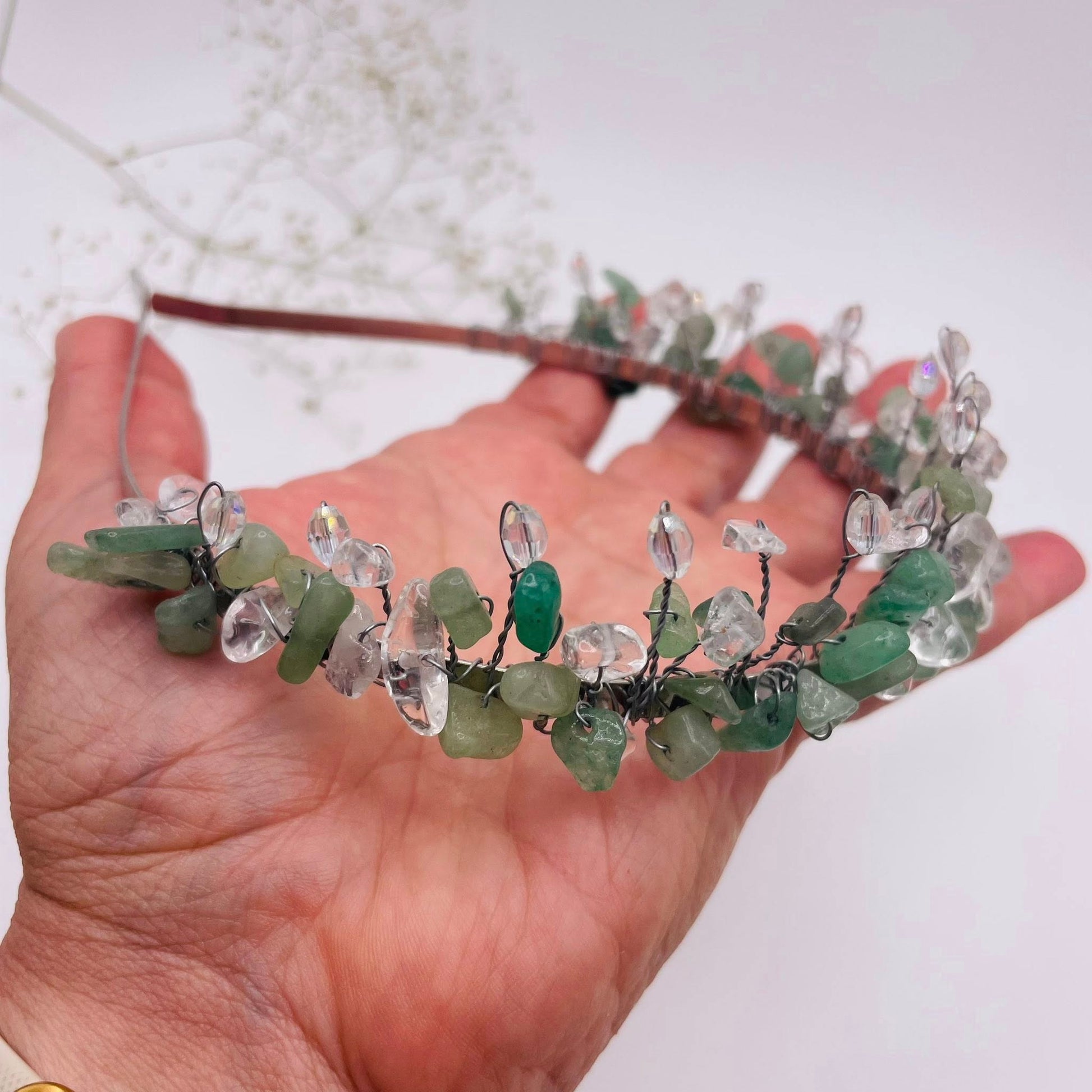 Detailaufnahme: Aventurin und Bergkristall Edelsteine auf silberner Tiara – WUNDERSTEIN Handarbeit
