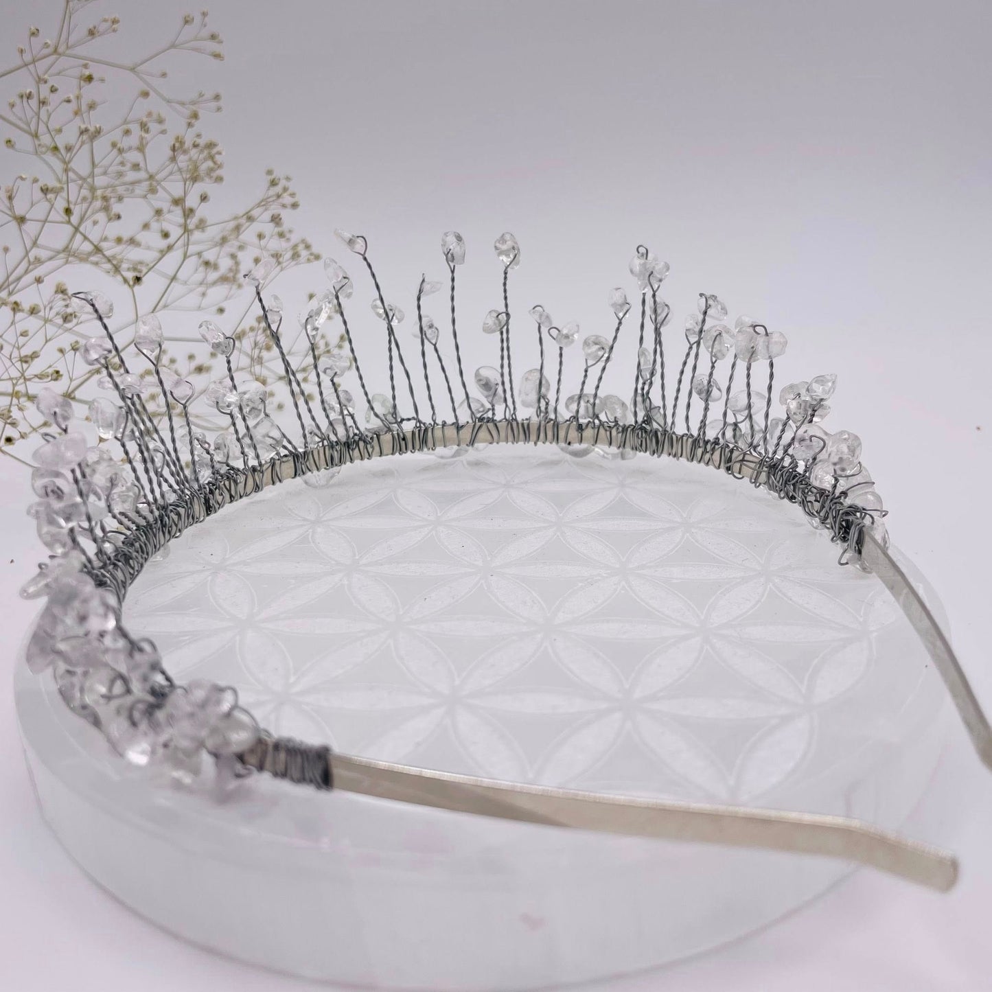 Kristallklarer Bergkristall auf silberner Tiara – handgefertigter Edelstein-Haarschmuck von WUNDERSTEIN
