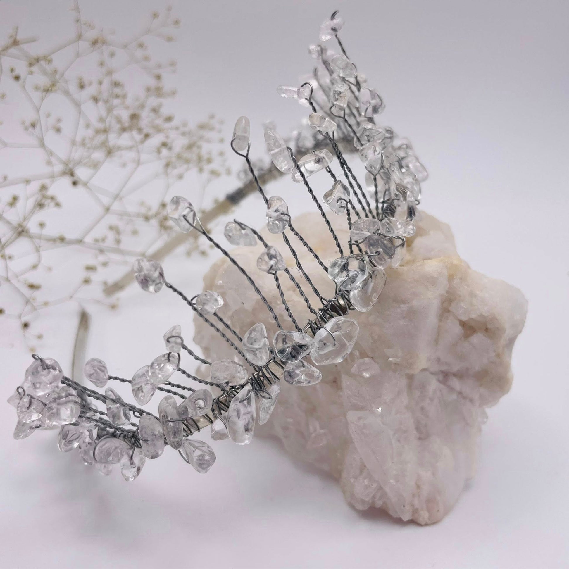 Detailaufnahme: Bergkristall Edelsteine auf silberner Tiara – WUNDERSTEIN Handarbeit
