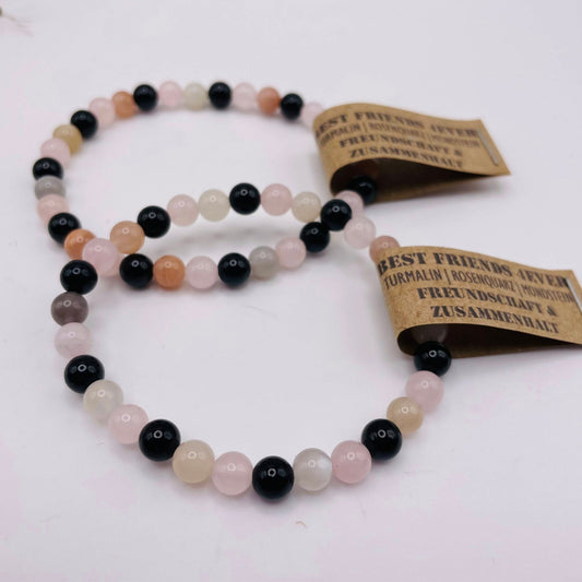 Detailansicht BFF-Edelsteinarmband mit Rosenquarz und Mondstein – handgefertigt von WUNDERSTEIN