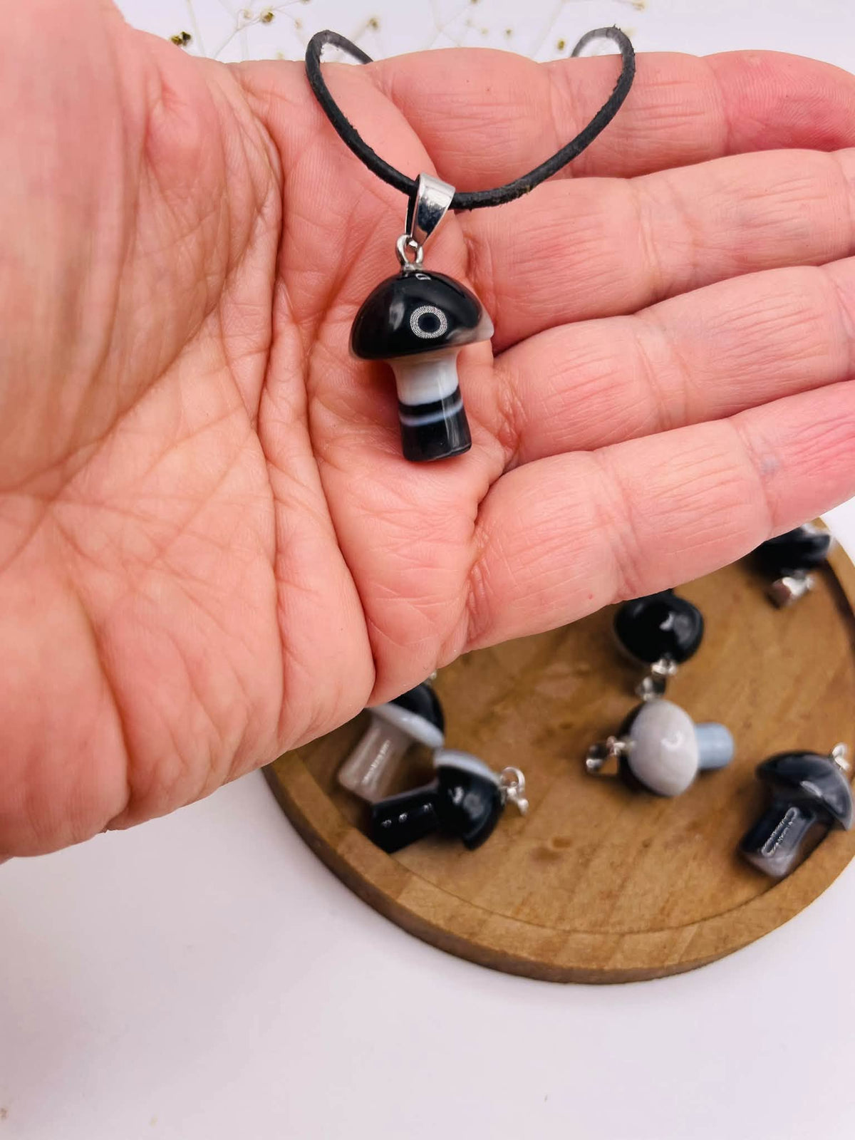 Pilzförmiger Anhänger aus schwarzem Achat mit Silberöse, eleganter Edelsteinschmuck von WUNDERSTEIN
