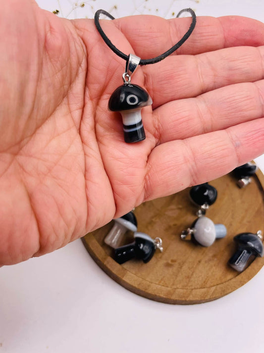 Pilzförmiger Anhänger aus schwarzem Achat mit Silberöse, eleganter Edelsteinschmuck von WUNDERSTEIN
