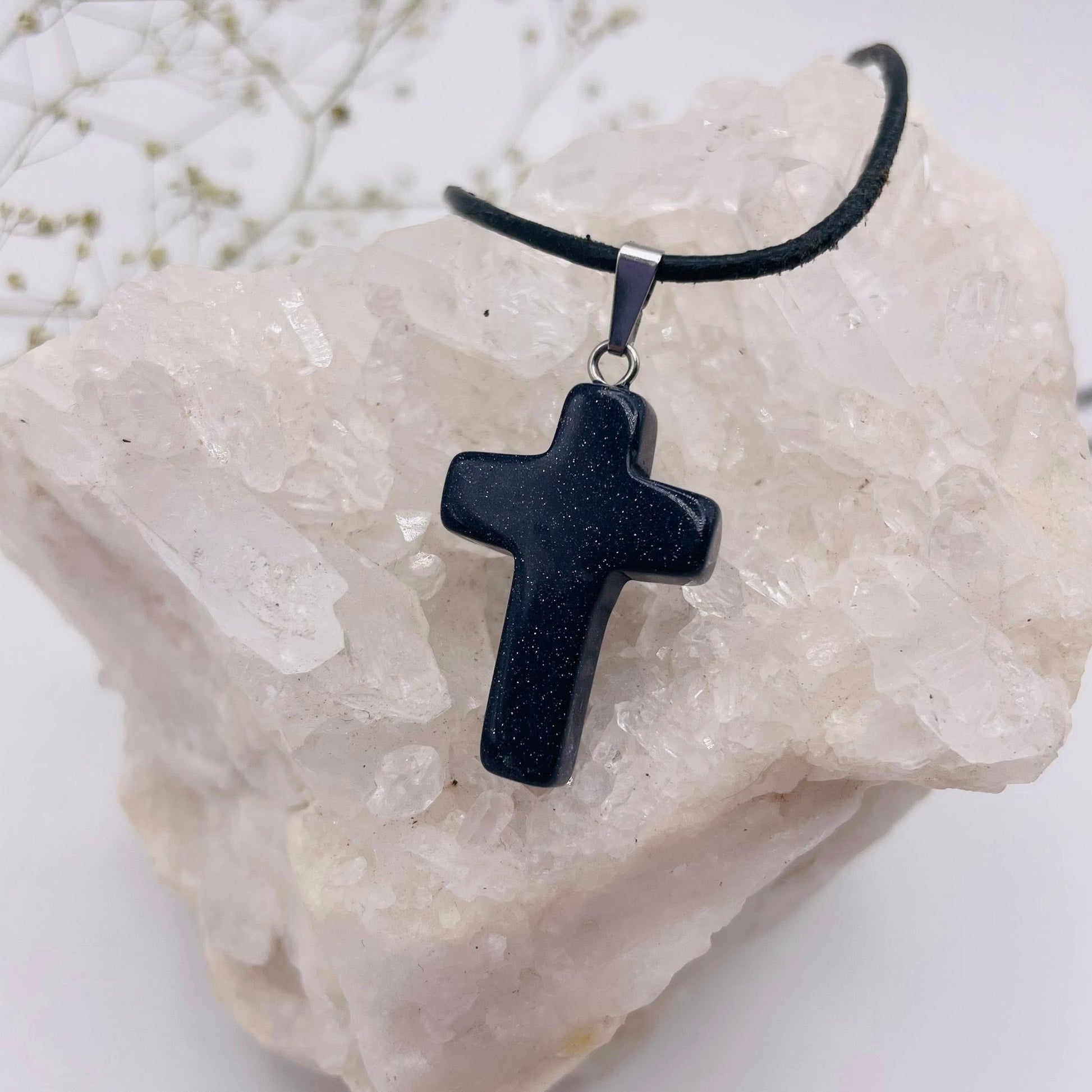 Blaufluss Kreuz-Anhänger als Geschenk oder Kraftsymbol – handverlesen von WUNDERSTEIN