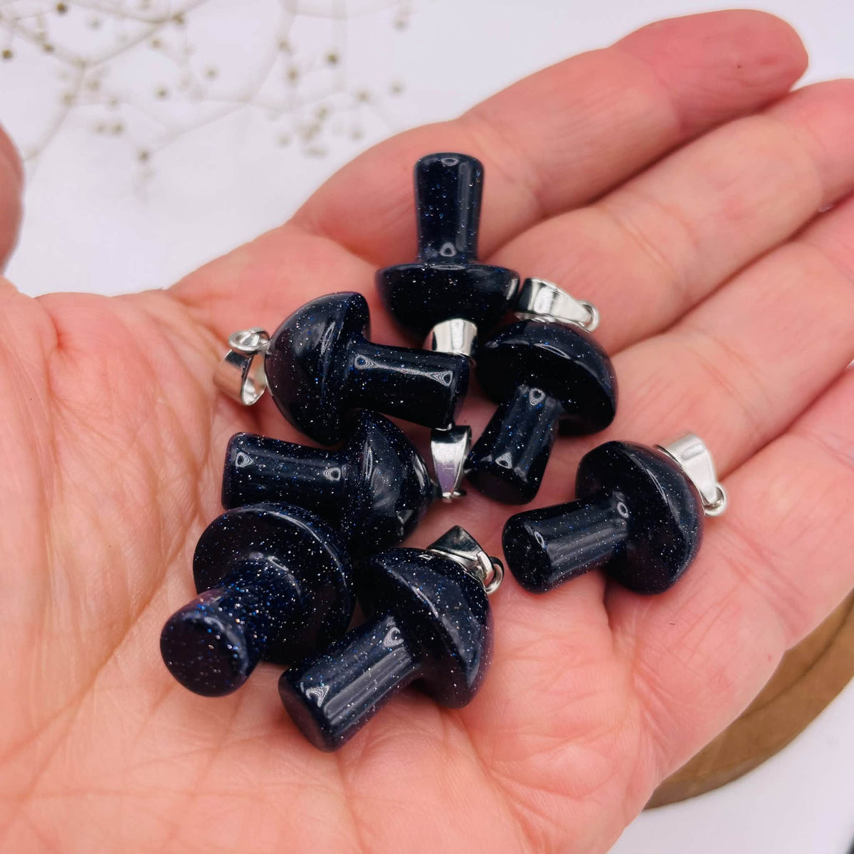 Glückspilz-Anhänger aus Blaufluss aus der Vogelperspektive, handverlesen von WUNDERSTEIN
