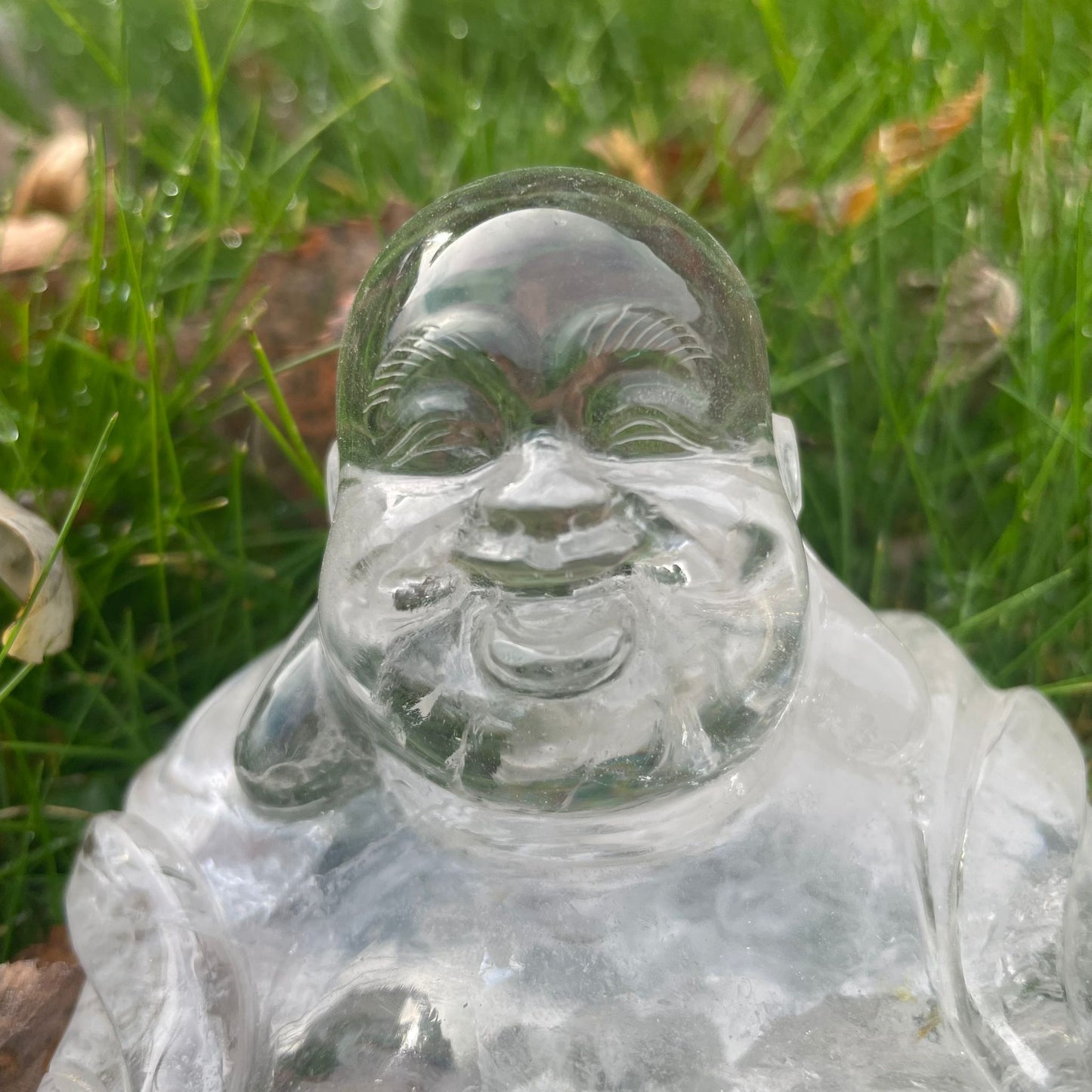 Buddha Figur sitzend aus Bergkristall – Sammlerstück Unikat, WUNDERSTEIN, Seitenansicht
