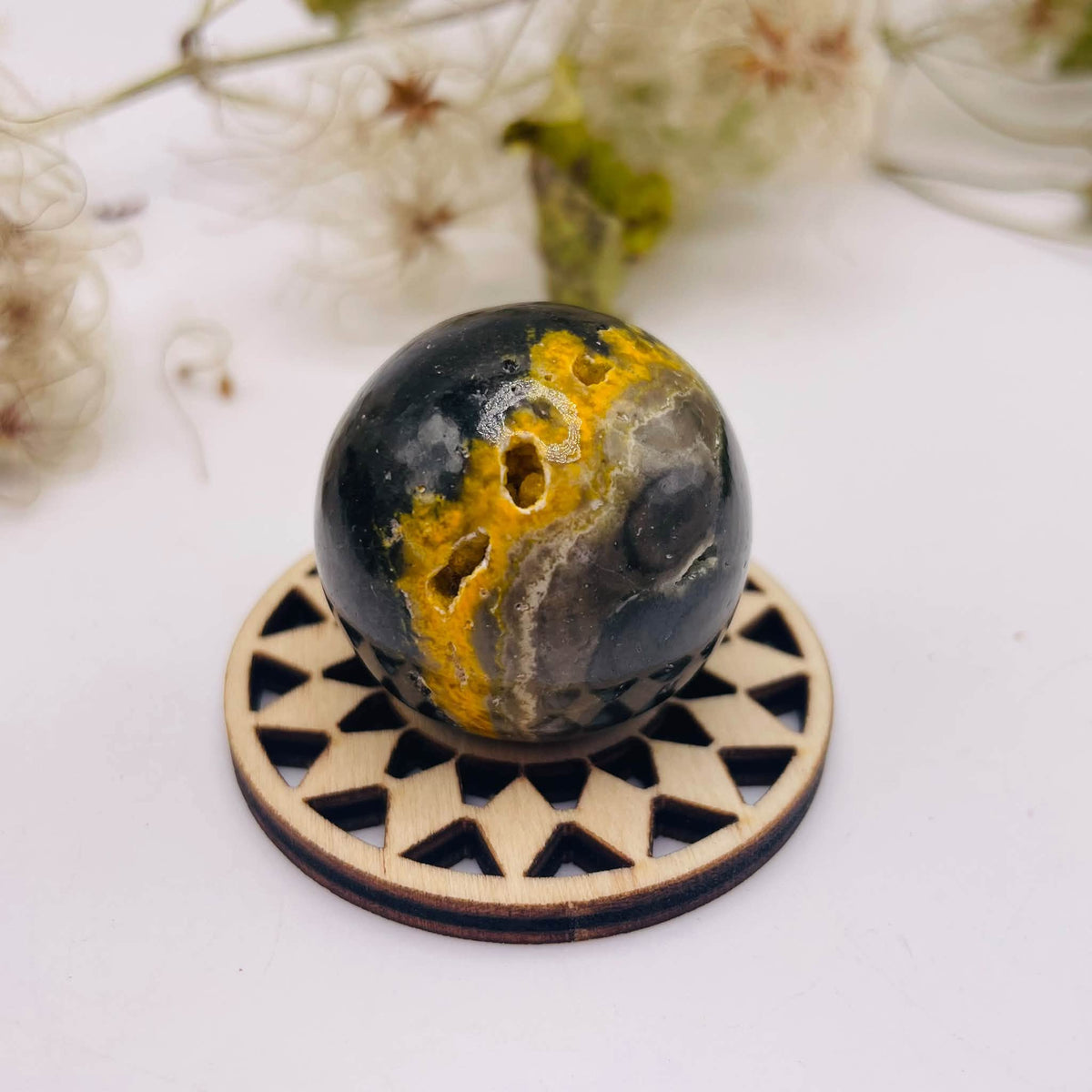 Bumblebee-Jaspis Kugel mit ca. 33 mm Durchmesser und gelb-dunkelgrauer Zeichnung – Unikat von WUNDERSTEIN
