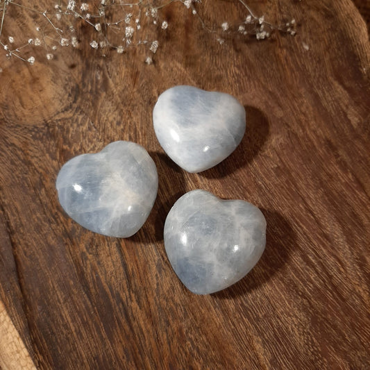 Detailansicht Blauer Calcit Herzanhänger – natürliche Musterung des Himmelssteins, 30mm, Unikat von WUNDERSTEIN
