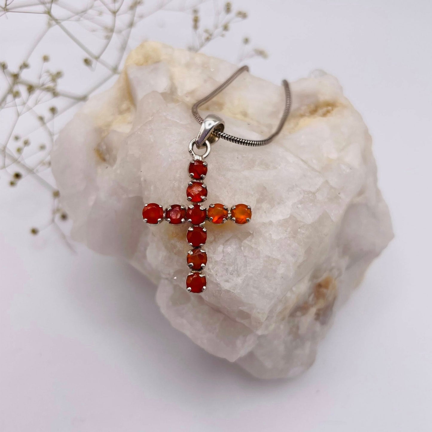 Großer Kreuz-Anhänger mit funkelndem Carneol in Sterlingsilber, ca. 3×2 cm, garantiertes Einzelstück – WUNDERSTEIN

