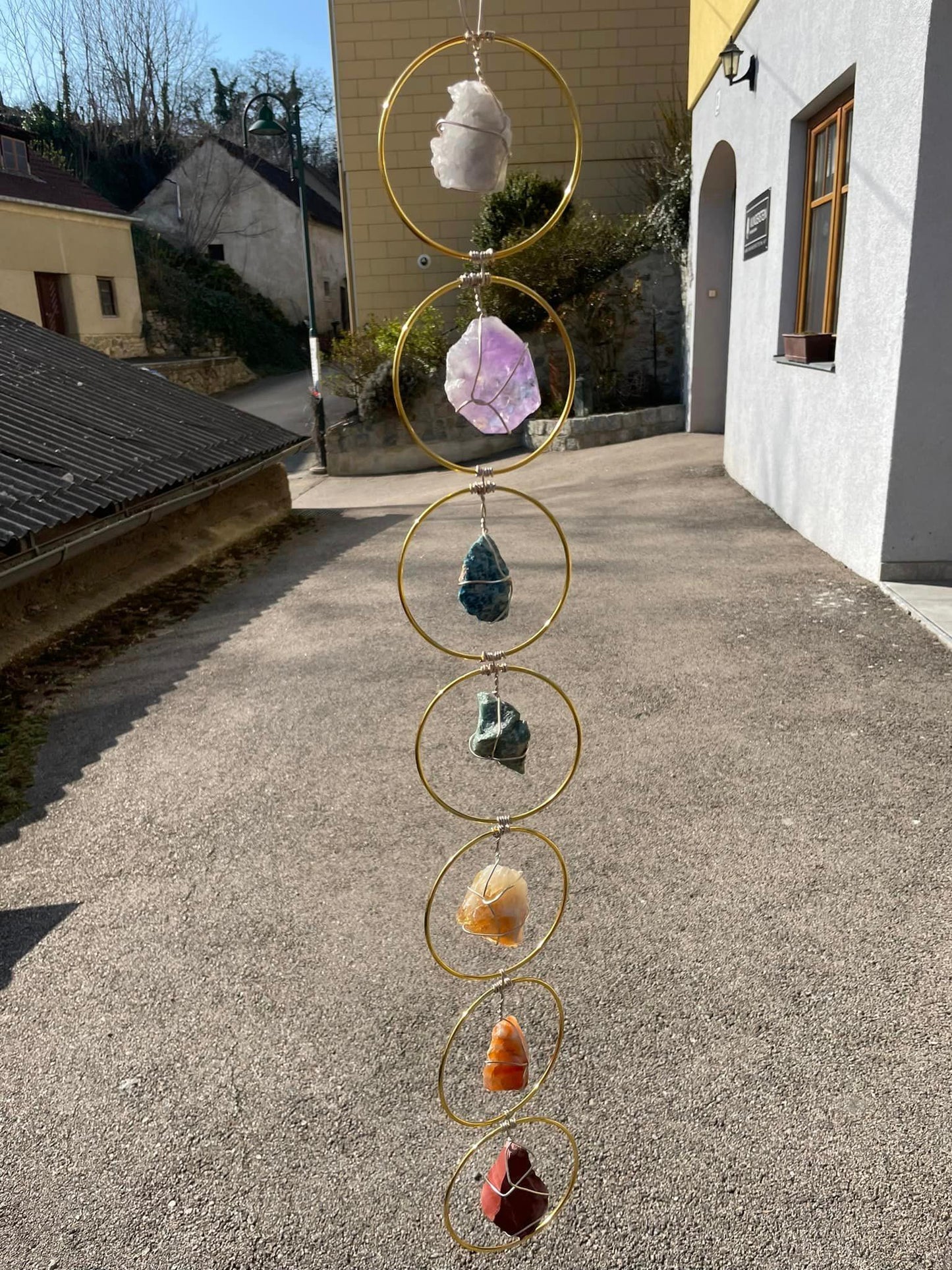 Chakren-Wanddeko aus echten Rohsteinen an der Wand – spirituelle Dekoration für Wohnräume von WUNDERSTEIN