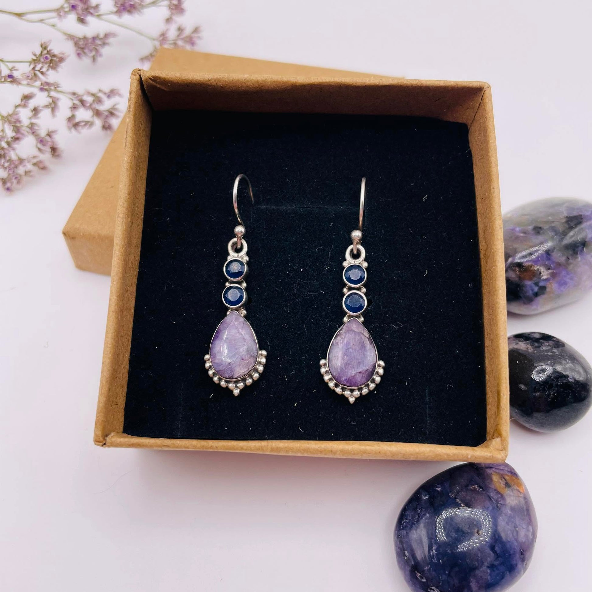 Detailansicht Charoit Ohrhänger mit Iolith – Edelsteinschmuck aus 925er Silber, tiefvioletter Charoit kombiniert mit blau-schimmerndem Iolith, WUNDERSTEIN
