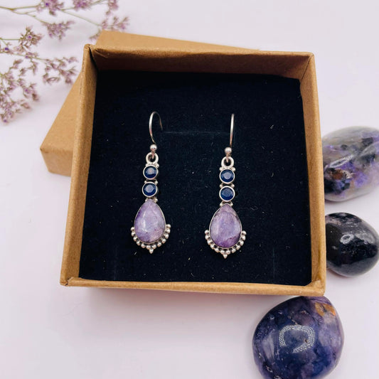 Detailansicht Charoit Ohrhänger mit Iolith – Edelsteinschmuck aus 925er Silber, tiefvioletter Charoit kombiniert mit blau-schimmerndem Iolith, WUNDERSTEIN
