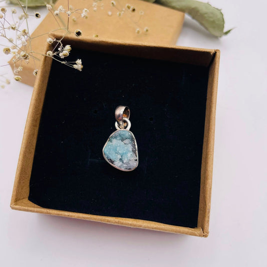 Chrysokoll Anhänger in 925er Silberfassung, 1,3×1,5 cm – Unikat von WUNDERSTEIN
