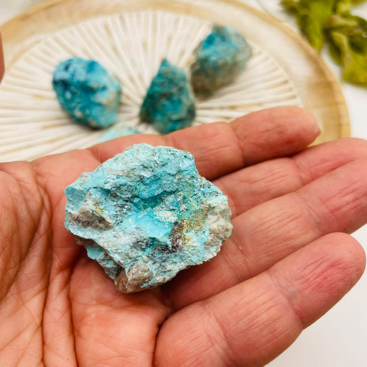 Nahaufnahme eines Chrysokoll-Rohsteins mit Details der natürlichen Mineralstruktur und rauen Oberfläche
