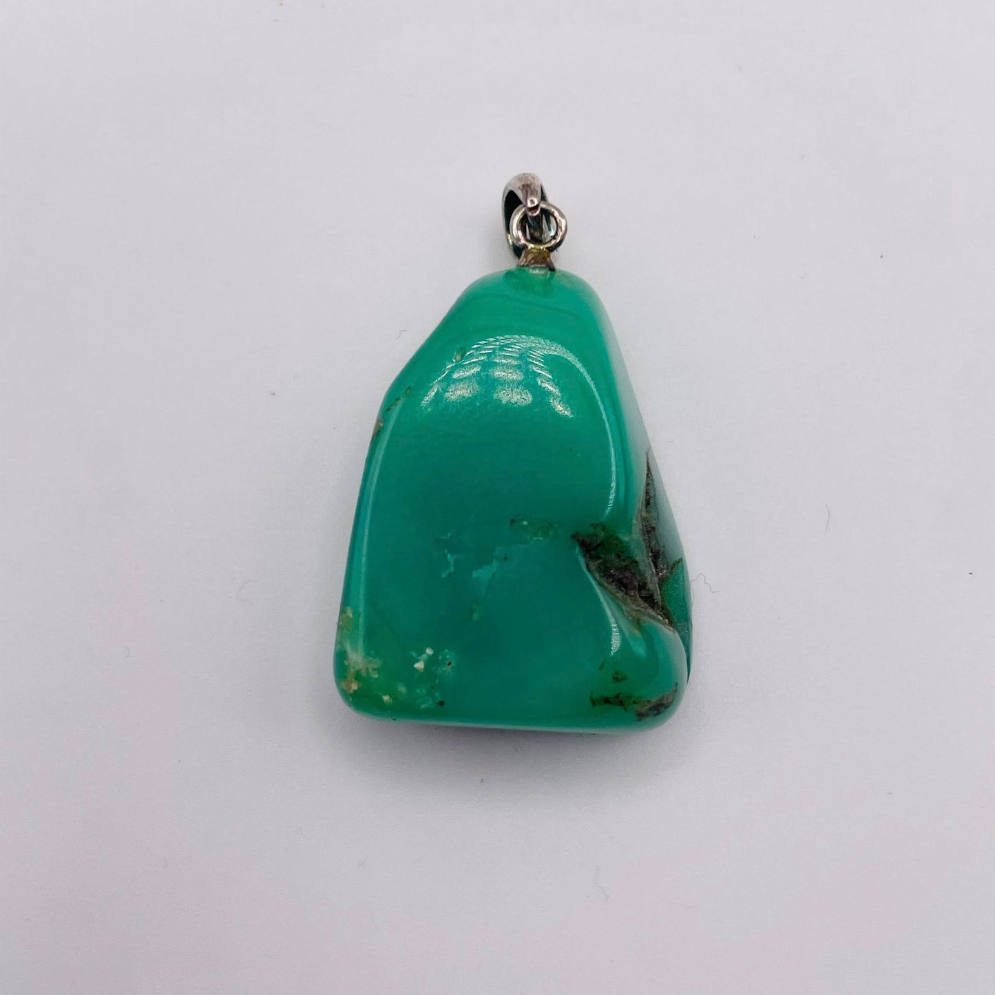 Chrysopras Trommelstein-Anhänger mit versilberter Öse – polierter Edelstein in Apfelgrün, Unikat von WUNDERSTEIN