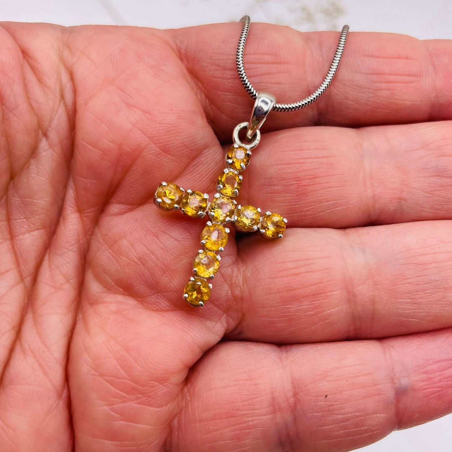 Nahaufnahme: Großer Kreuz-Anhänger mit facettiertem Citrin in Sterlingsilber, ca. 3×2 cm, garantiertes Einzelstück – WUNDERSTEIN
