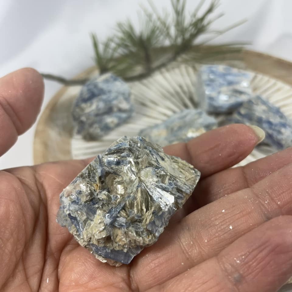 Disthen roh (= Cyanit)
