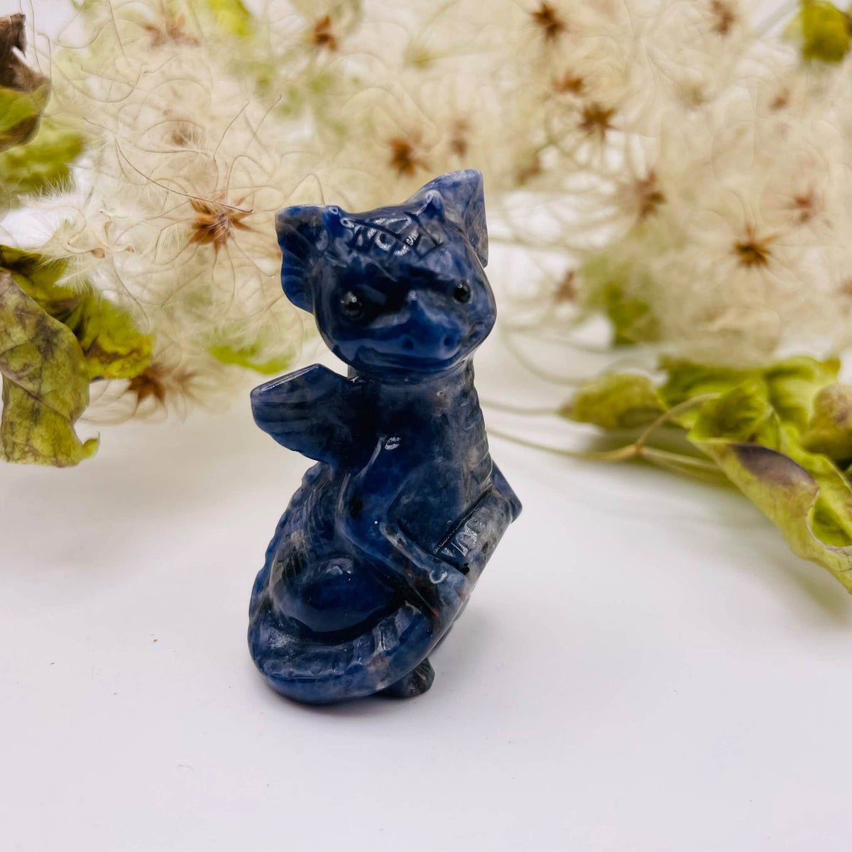 Kleiner Drache aus Sodalith: geschnitzte Kristallfigur, ca. 3 x 2,5 x 5,5 cm, Unikat von WUNDERSTEIN

