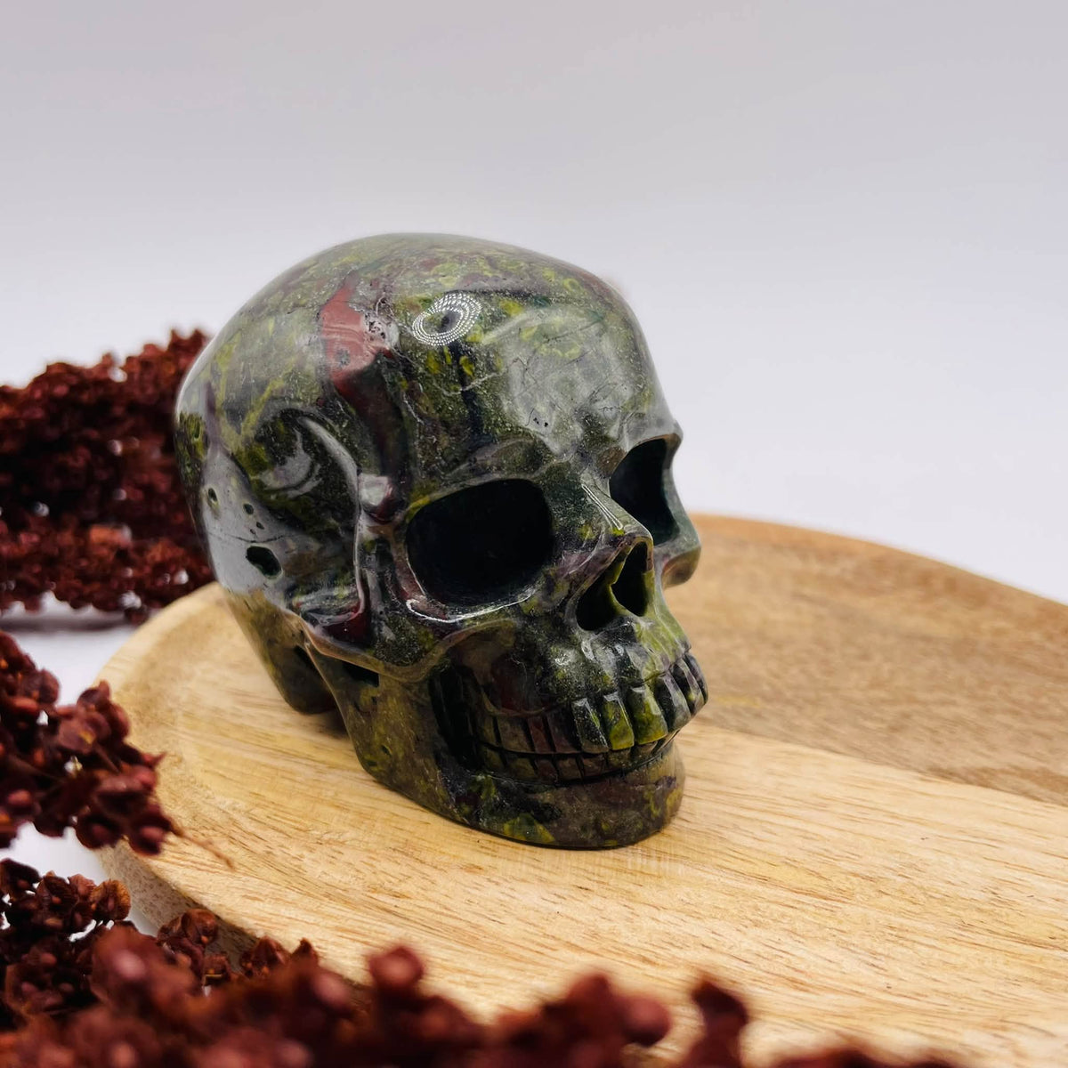 Totenkopf aus Drachenblut-Jaspis: polierte Kristallfigur, ca. 4,5 x 7 x 5,5 cm, Unikat von WUNDERSTEIN
