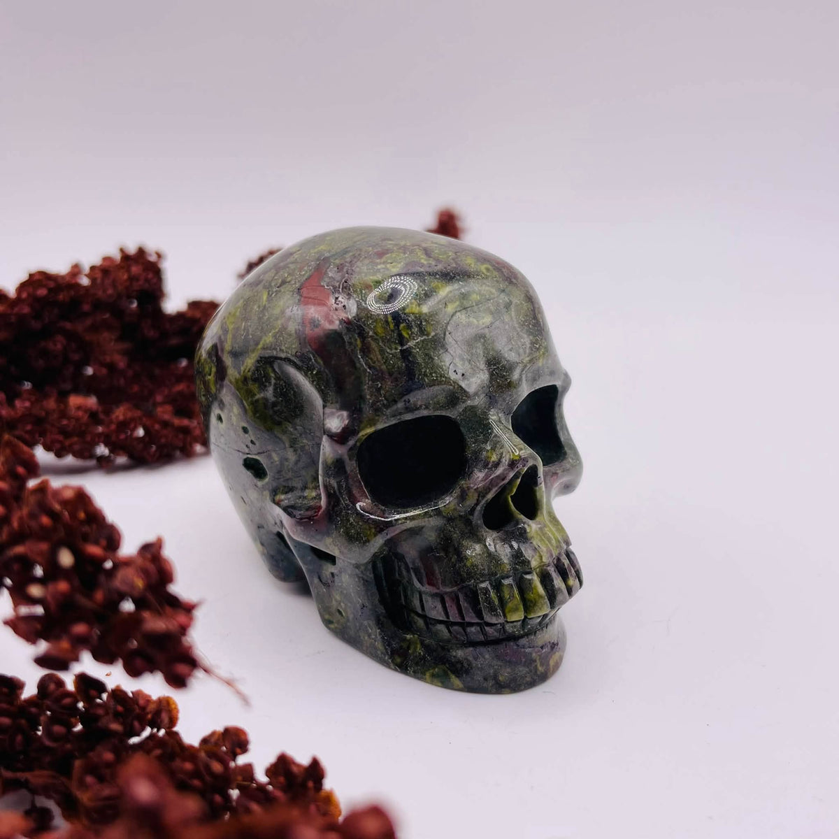 Vorderansicht Totenkopf aus Drachenblut-Jaspis: polierte Kristallfigur, ca. 4,5 x 7 x 5,5 cm, Unikat von WUNDERSTEIN
