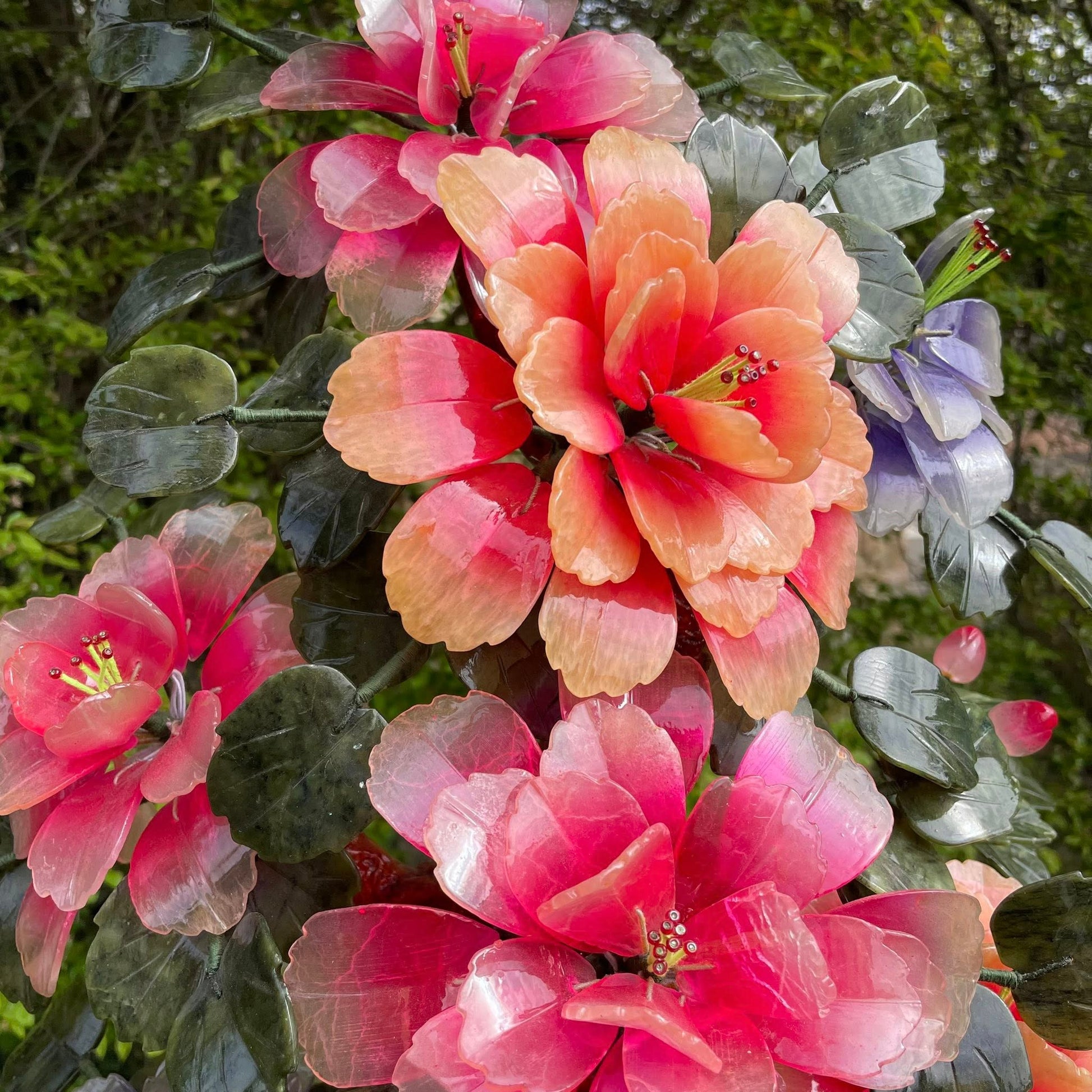 Detailaufnahme Edelstein-Blütenstrauch – Blüten in Lachs, Rosa & Blau aus Serpentin & Jade – WUNDERSTEIN