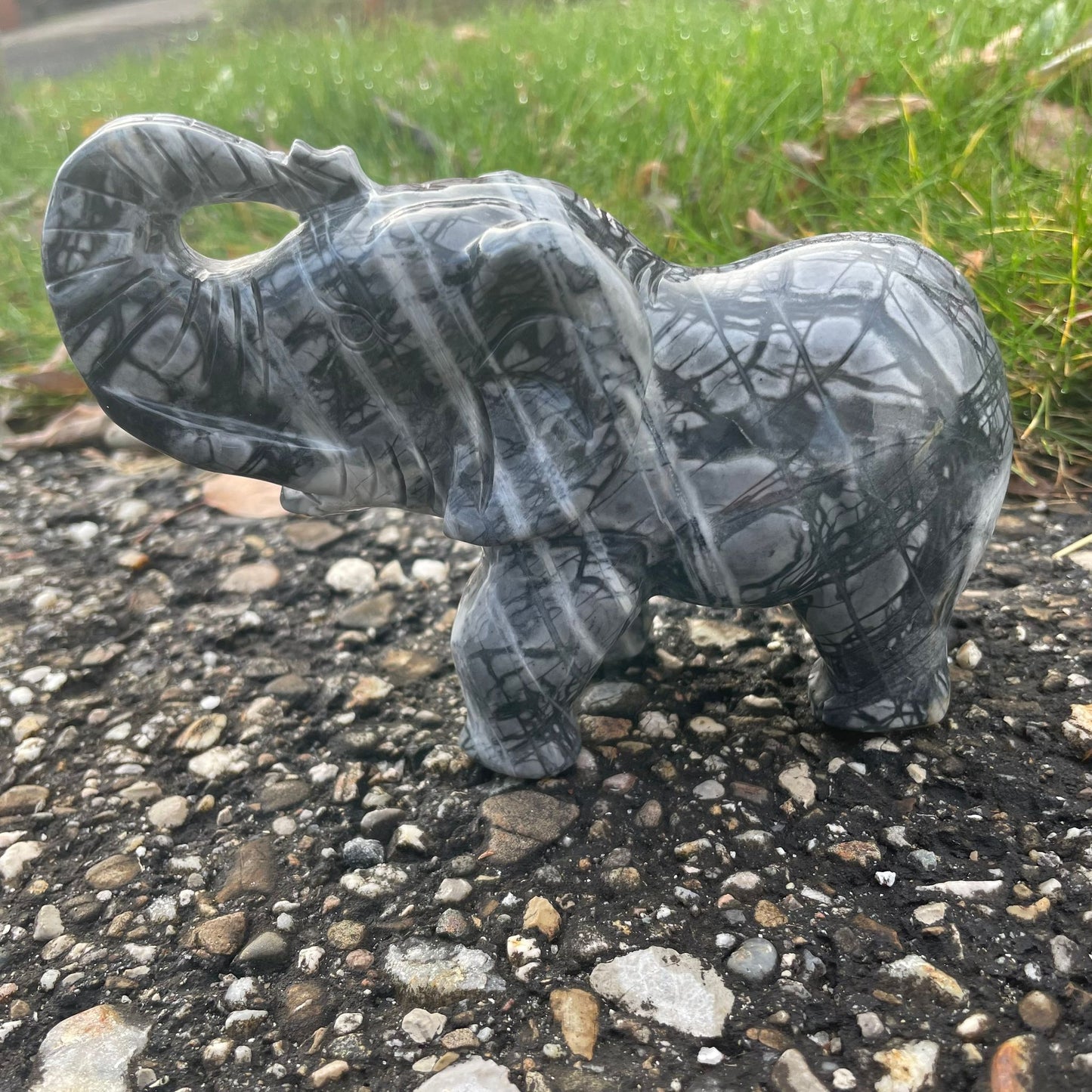 Elefant aus marmoriertem Naturstein handgefertigt – Unikat, WUNDERSTEIN, Gesamtansicht
