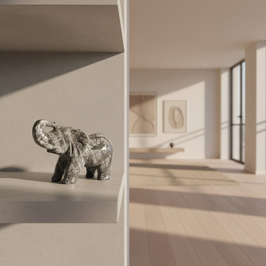 Elefant aus marmoriertem Naturstein handgefertigt – Unikat, WUNDERSTEIN, Seitenansicht

