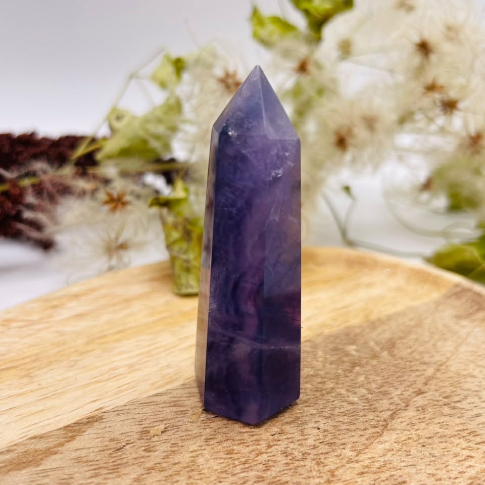 Seitliche Ansicht von Regenbogenfluorit-Obelisk Nr. 1, ca. 6 cm hoch und 2,2 cm Durchmesser – Unikat von WUNDERSTEIN
