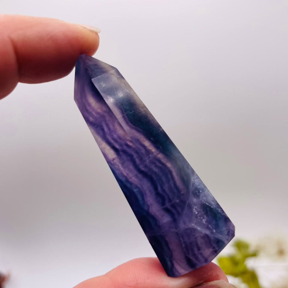 Regenbogenfluorit-Obelisk Nr. 1, ca. 6 cm hoch und 2,2 cm Durchmesser – Unikat von WUNDERSTEIN
