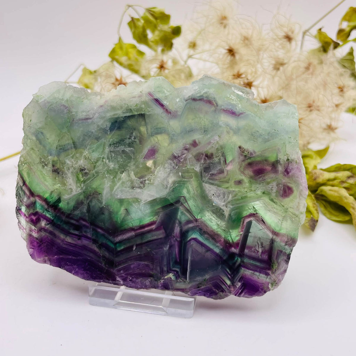 Rückansicht der Regenbogenfluorit-Scheibe: gebänderte Fluorit-Stufe, ca. 11 x 8,5 x 1 cm, Unikat von WUNDERSTEIN
