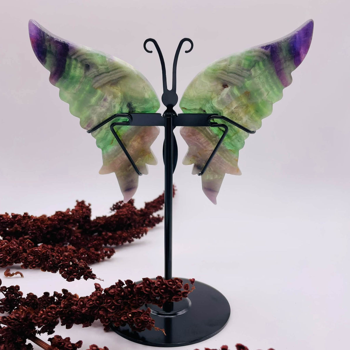 Rückseite vom Fluorit-Schmetterling auf schwarzem Metallständer, ca. 17,5 cm hoch, Unikat von WUNDERSTEIN
