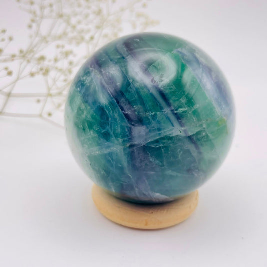 Fluoritkugel 65 mm – Regenbogenfluorit, hochglanzpoliert, Frontansicht | WUNDERSTEIN