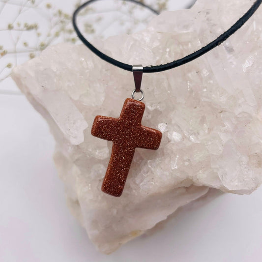 Goldfluss Kreuz-Anhänger als Geschenk oder Kraftsymbol – handverlesen von WUNDERSTEIN