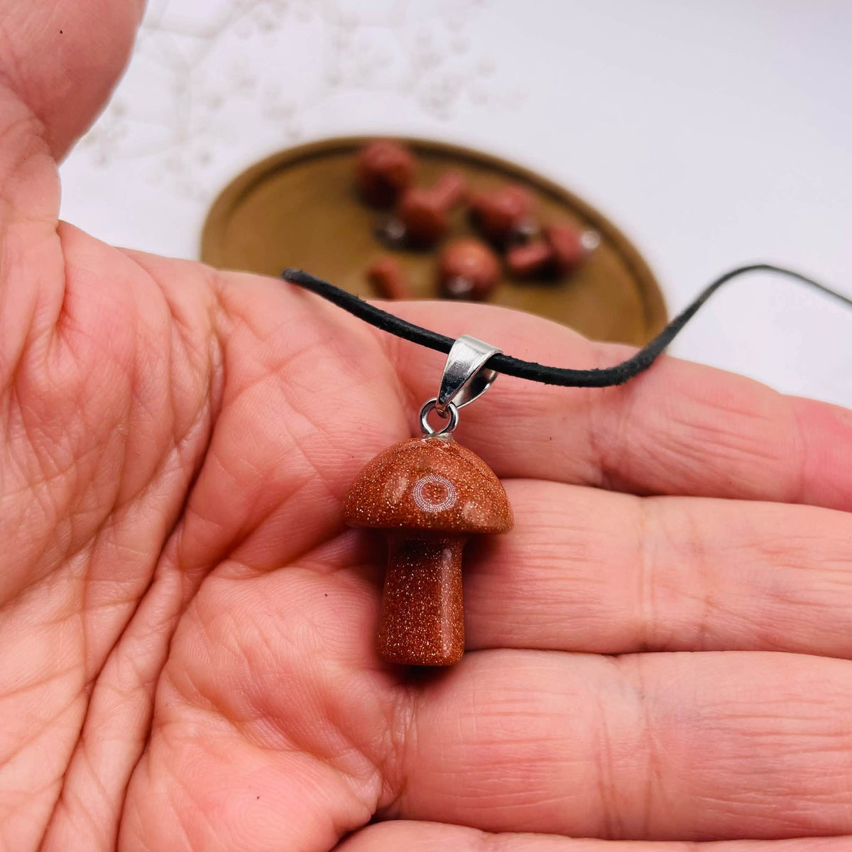 Pilzförmiger Goldfluss-Anhänger mit Silberöse, dekorativer Edelsteinschmuck von WUNDERSTEIN

