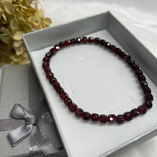 WÜRFEL-ARMBAND 4mm - Granat