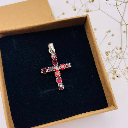 Großer Kreuz-Anhänger mit funkelndem Granat in Sterlingsilber, ca. 3×2 cm, garantiertes Einzelstück – WUNDERSTEIN
