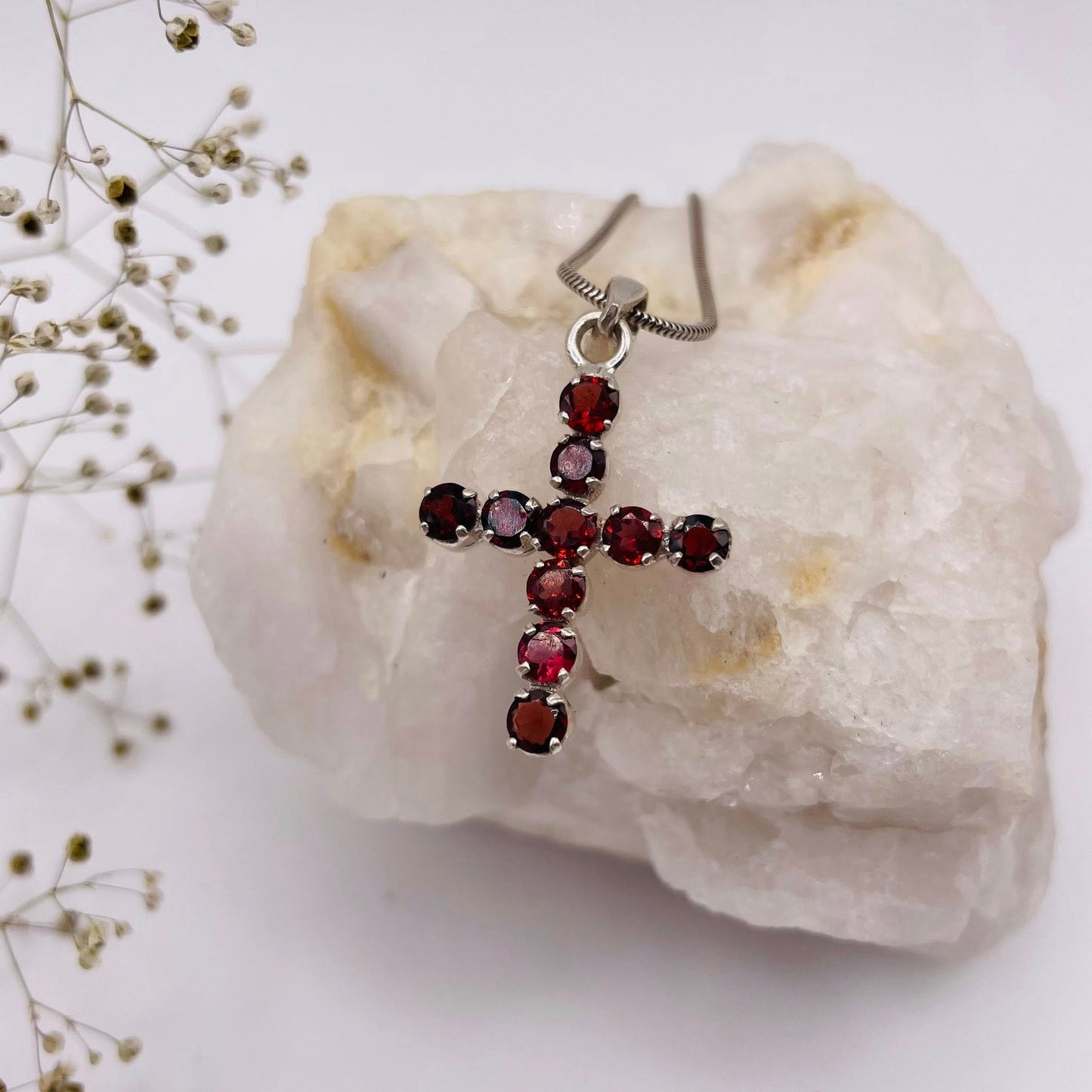 Granat Kreuz-Anhänger mit facettiertem Stein in 925er Silberfassung – Unikat | WUNDERSTEIN
