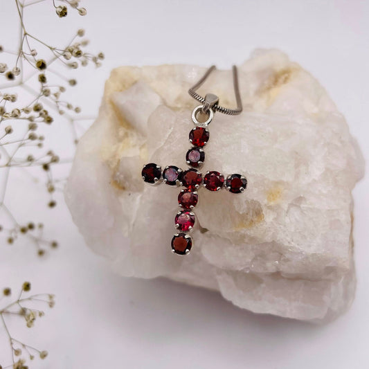 Granat Kreuz-Anhänger mit facettiertem Stein in 925er Silberfassung – Unikat | WUNDERSTEIN
