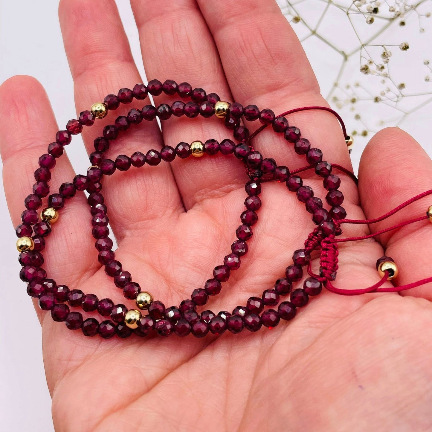 Granat Armband – mit goldfarbenen Perlelementen