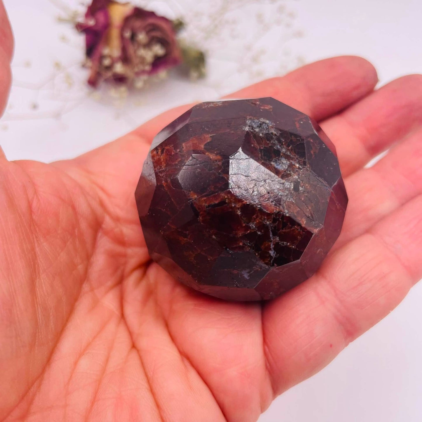 Nahaufnahme facettierte Granatkugel 45mm – funkelnde Facetten in sattem Blutrot, natürlicher Granat-Edelstein
