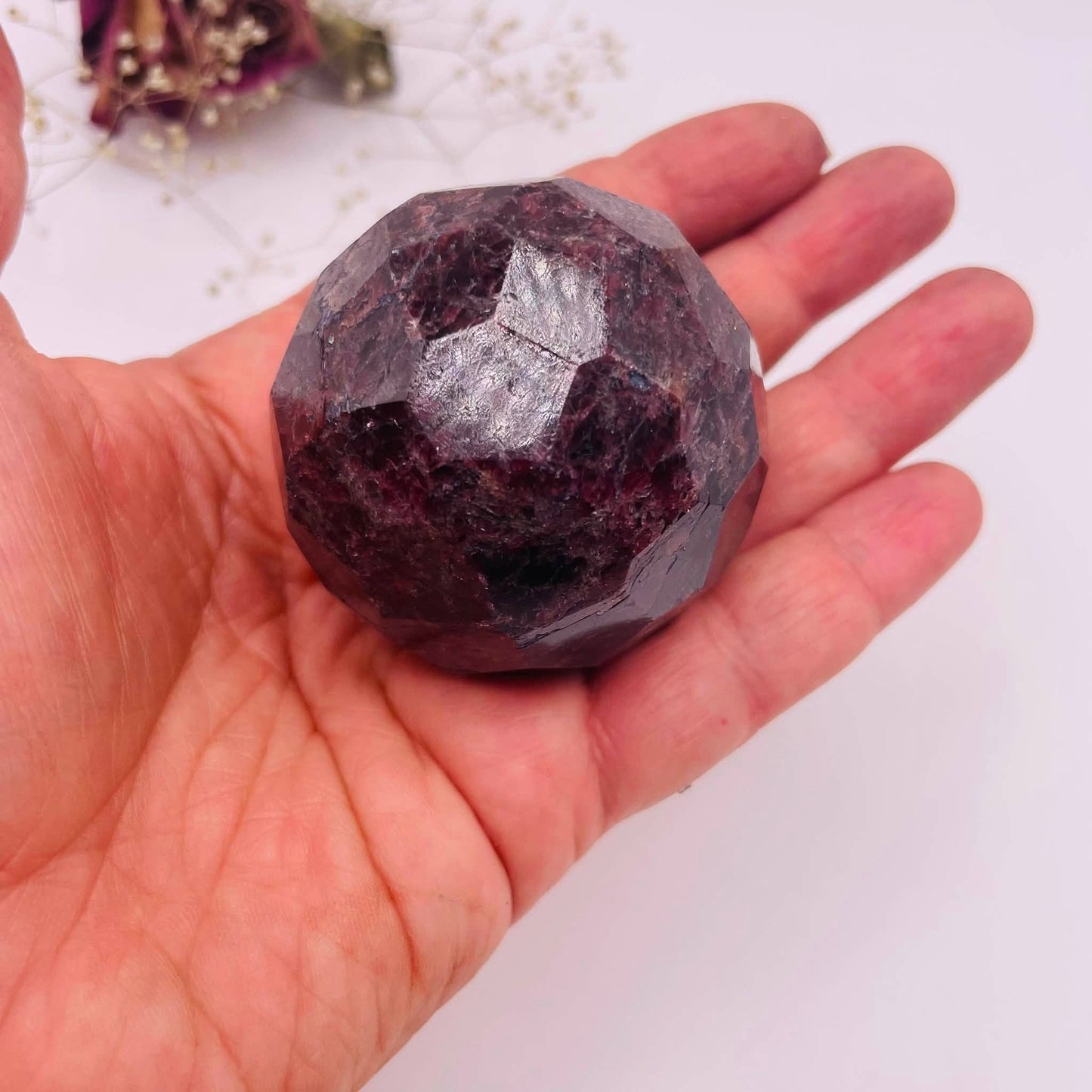 Draufsicht Granatkugel 50mm facettiert – Unikat von WUNDERSTEIN, Krisenstein & Stein der Ehe
