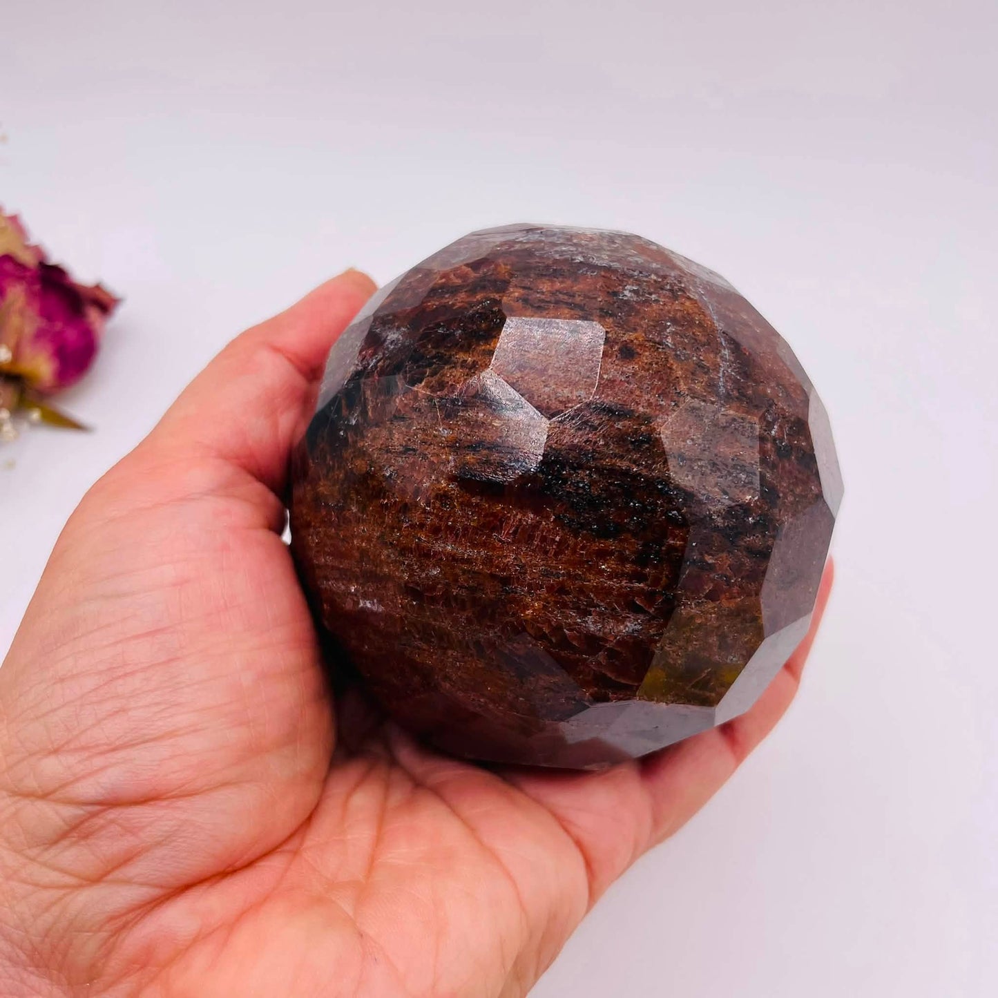 Draufsicht Granatkugel facettiert 80mm – handverlesen von WUNDERSTEIN mit Liebe zum Detail
