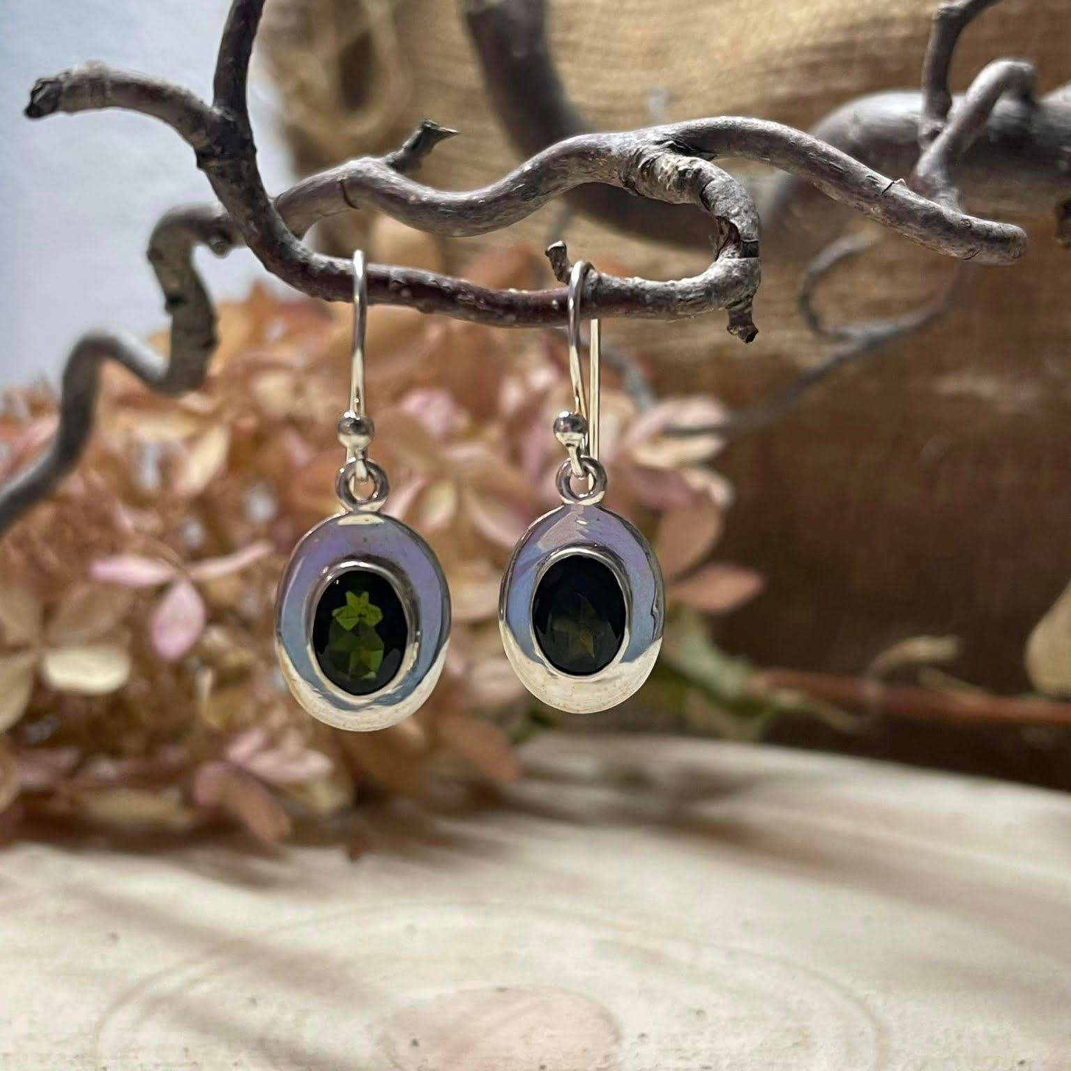 Grüner Turmalin Ohrhänger in Silber – Verdelith in tiefem Grün, natürlicher Edelstein-Ohrschmuck, Unikat von WUNDERSTEIN
