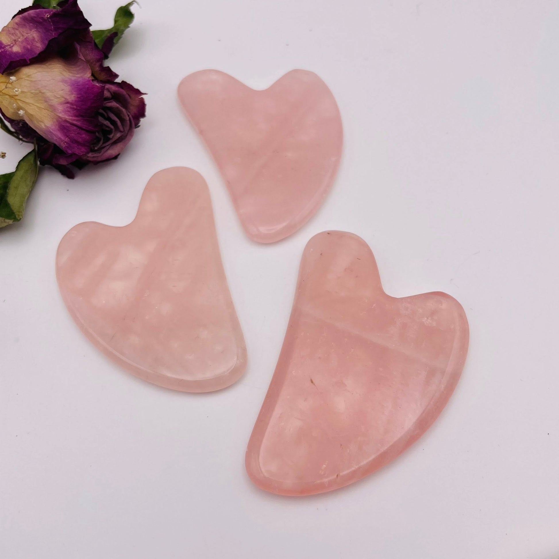 Gua Sha Stein aus echtem Rosenquarz in herzförmiger Form – zartrosa, poliert, handverlesen von WUNDERSTEIN"