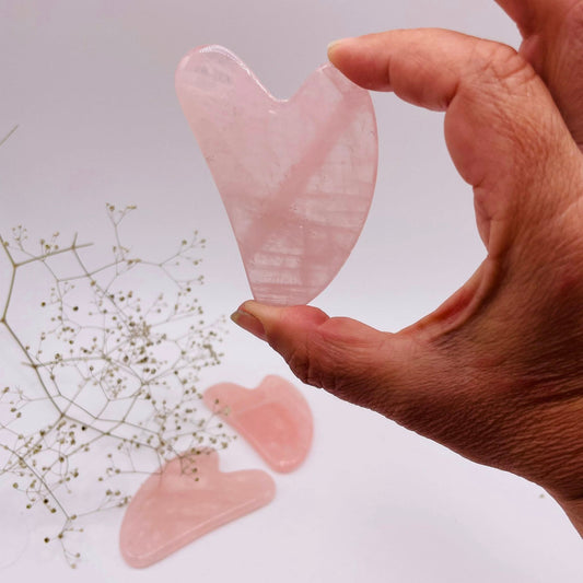 Nahaufnahme Gua Sha Rosenquarz – natürliche Maserung und sanfter Rosa-Schimmer des Edelsteins