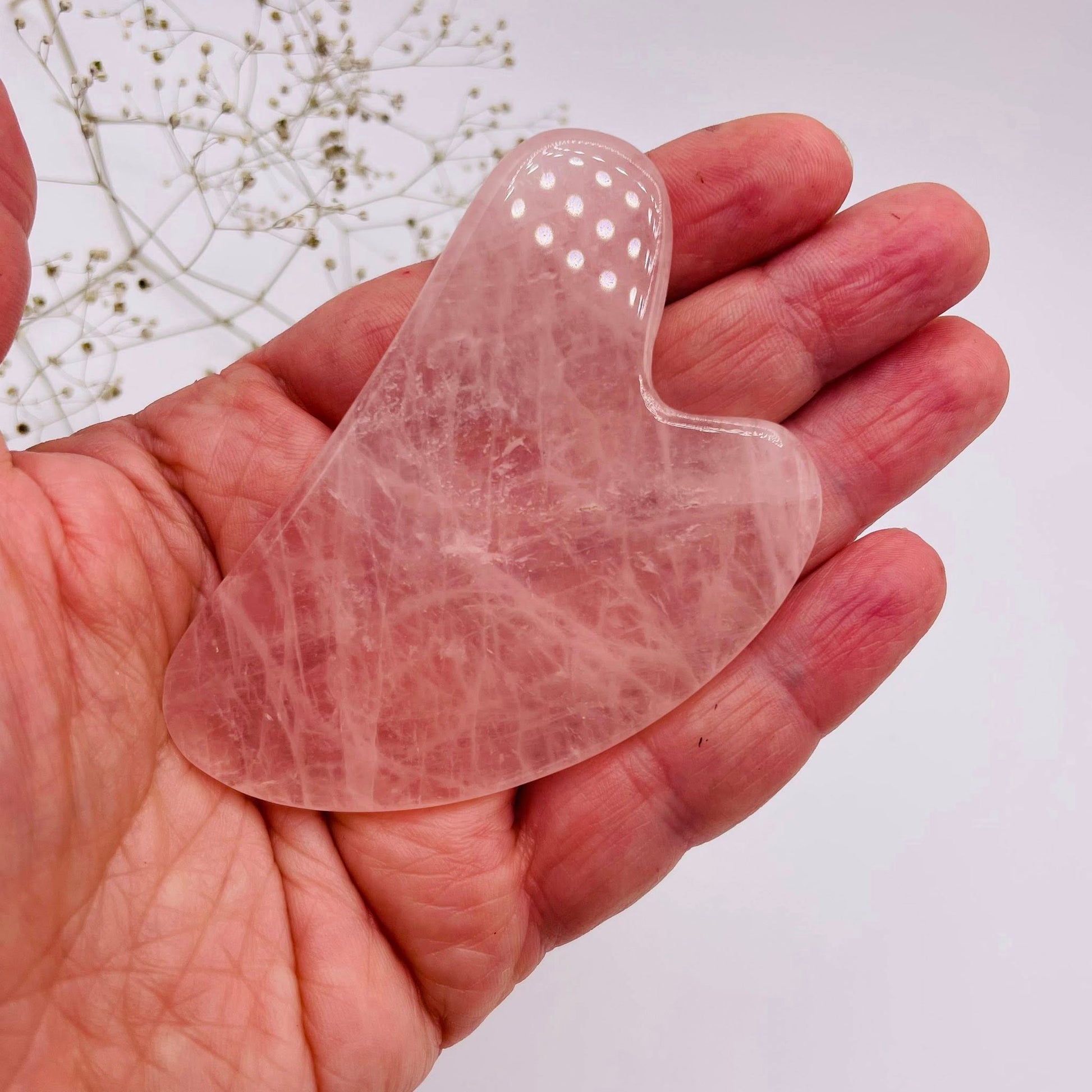 Gua Sha Stein aus echtem Rosenquarz in herzförmiger Form – zartrosa, poliert, handverlesen von WUNDERSTEIN