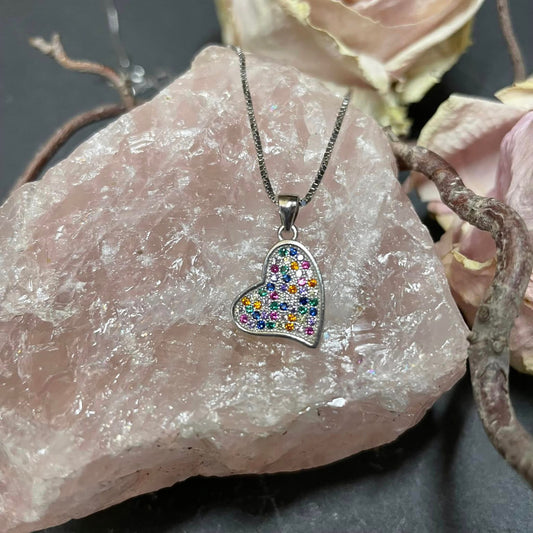 Detailansicht Herz-Anhänger bunt – mehrfarbige Zirkonia in Silberfassung, 1,1 x 1,4 cm, WUNDERSTEIN
