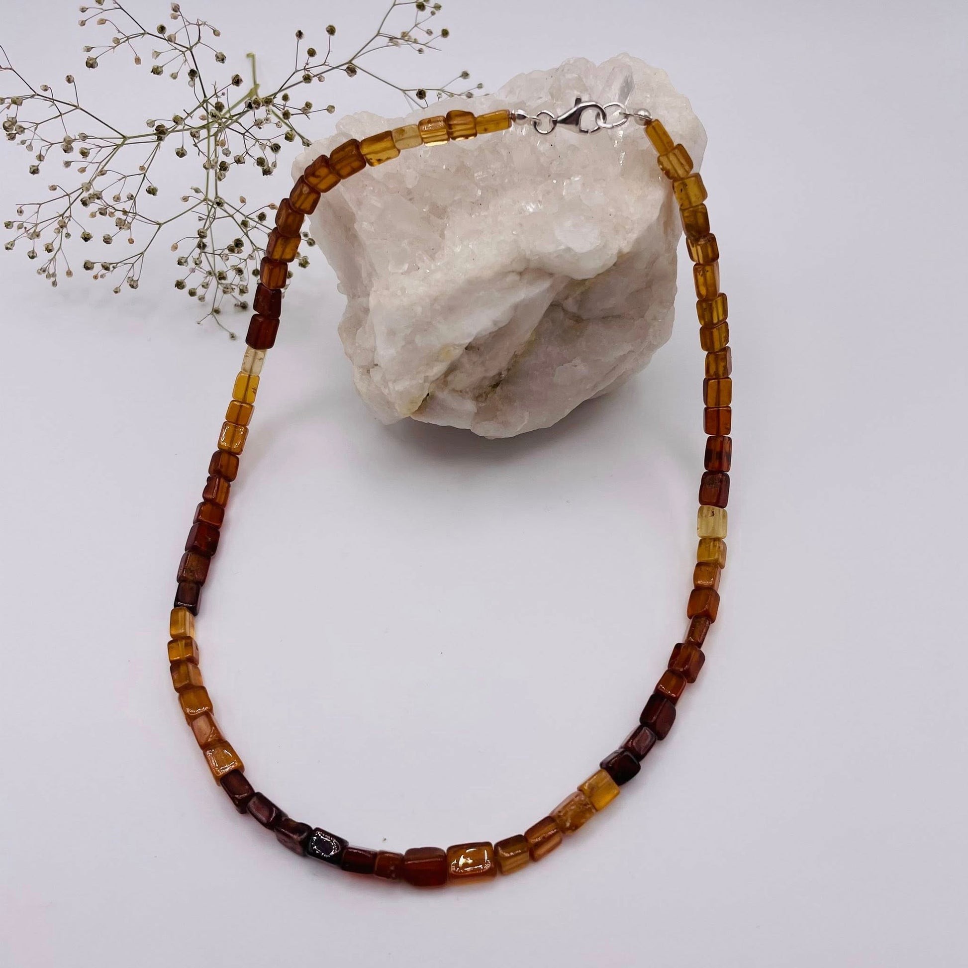Hessonit-Halskette getragen – Edelstein-Schmuck Unikat aus dem Weinviertel, WUNDERSTEIN