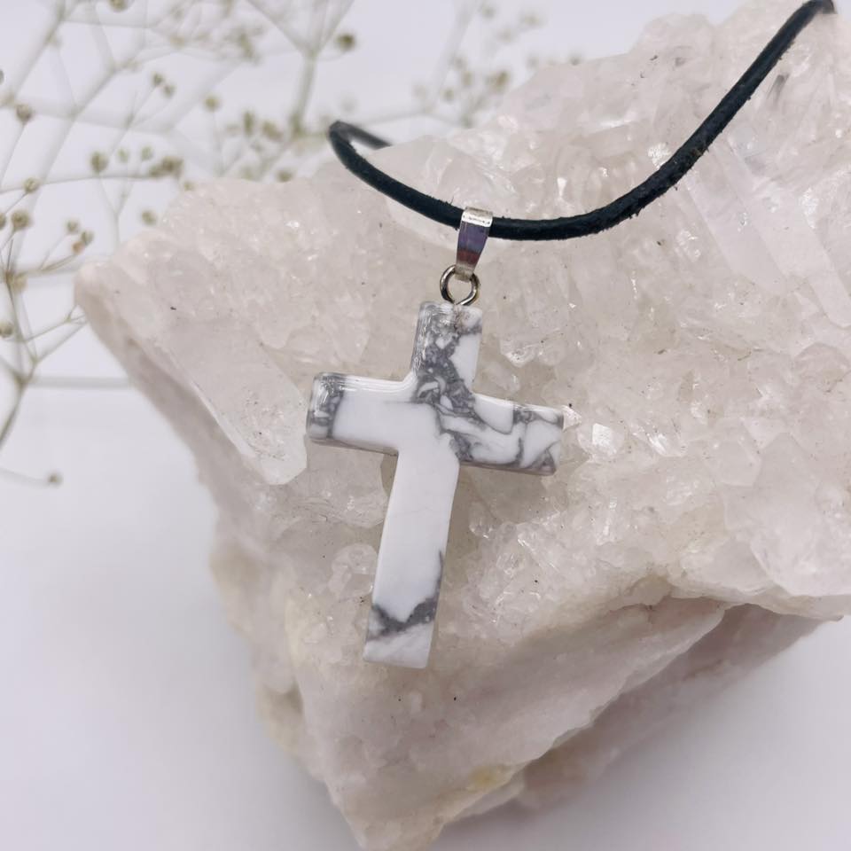 Howlith Kreuz-Anhänger als Geschenk oder Kraftsymbol – handverlesen von WUNDERSTEIN