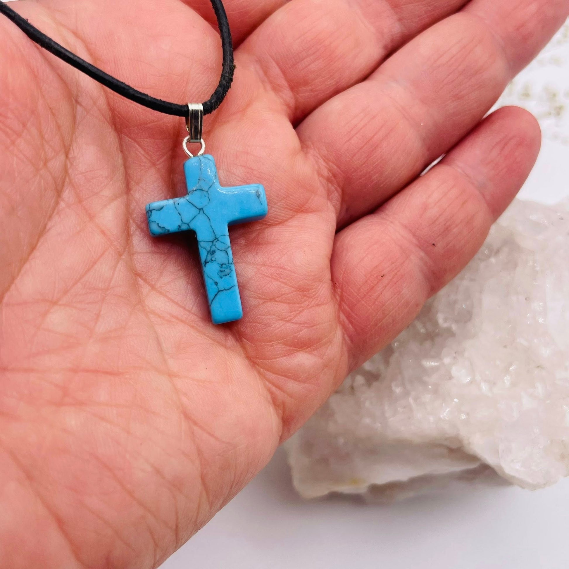 Nahaufnahme Türkis Kreuz-Anhänger – gleichmäßige blaue Farbe und Silberöse sichtbar, WUNDERSTEIN
